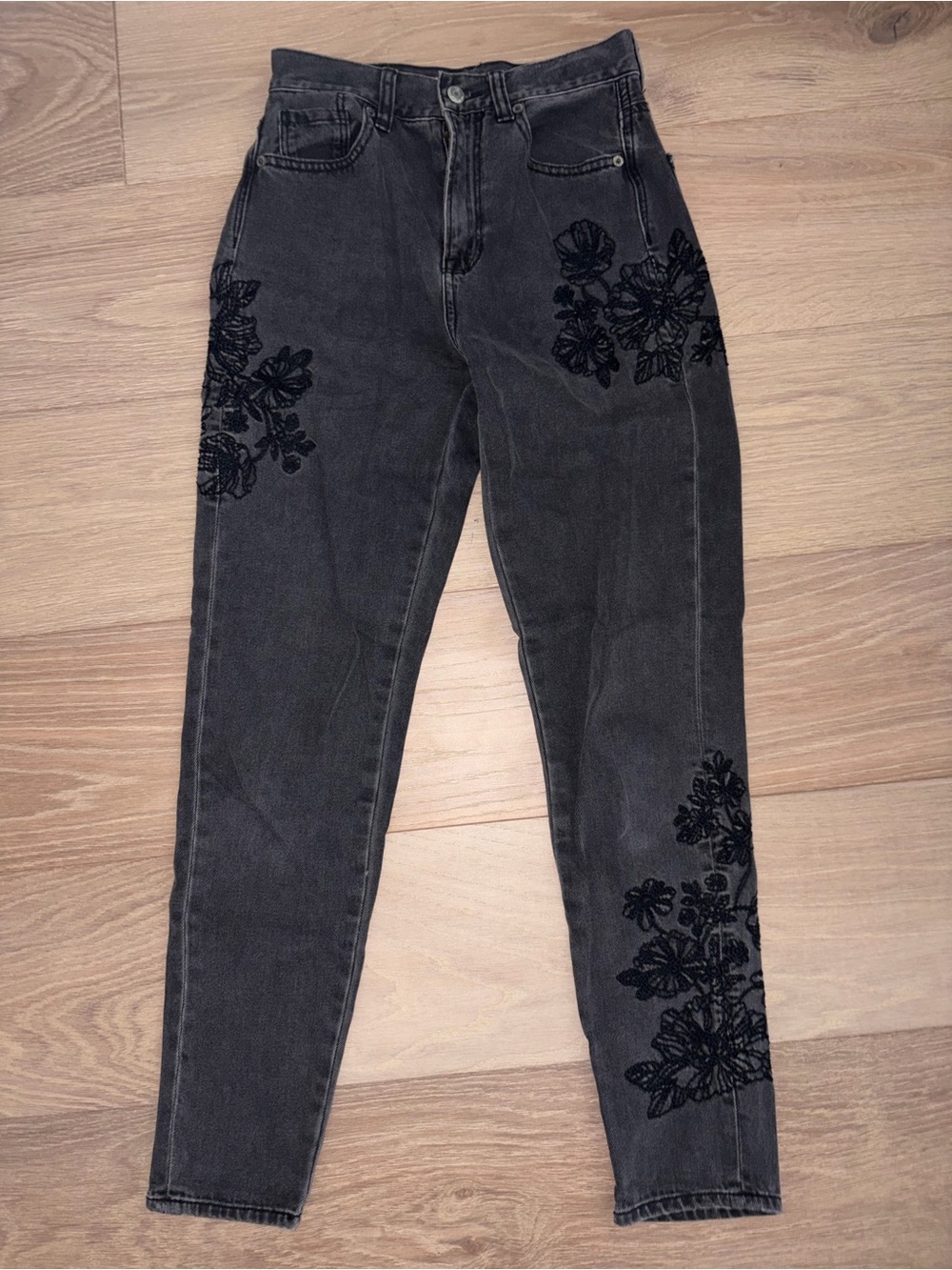 American Eagle Women’s Black Embroidered High-Waist Jeans 00